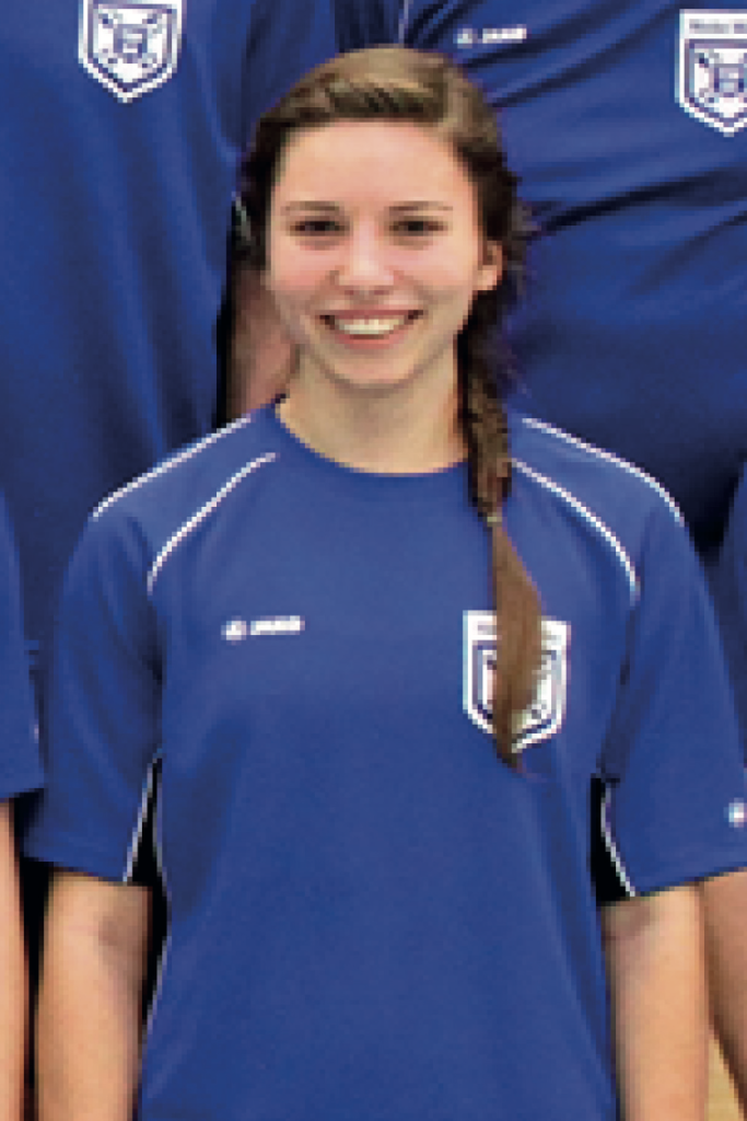Eine junge lächelnde Dame mit Braunen langen Harren und einem blauen Sporttrikot.