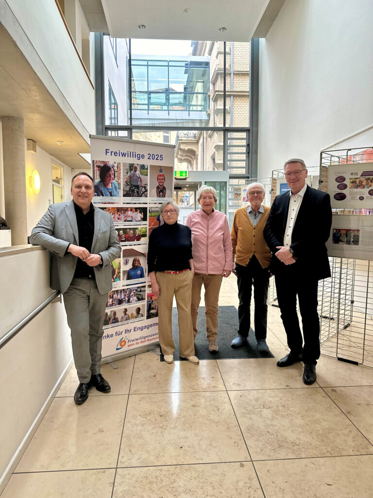 Ein Gruppenfoto mit dem Bürgermeister von Bad Nauheim