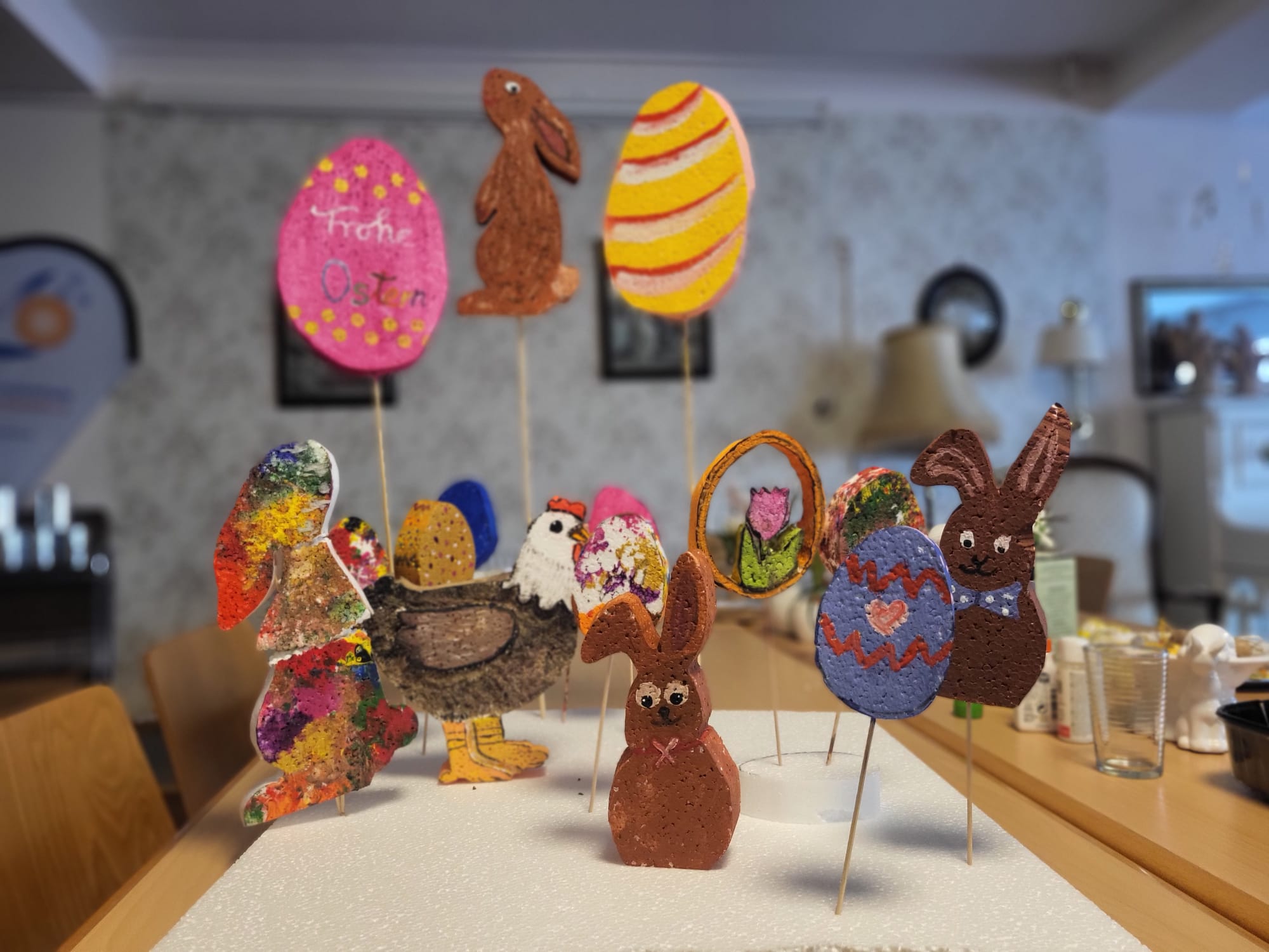 Bunt gestaltete Osterdekoration. Hasen, Ostereier und sonstiges